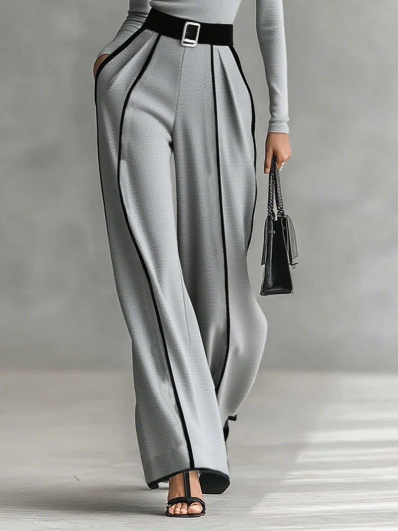 Ensemble avec haut à col montant et manches longues à bordures blanches, pantalon à jambes larges et ceinture