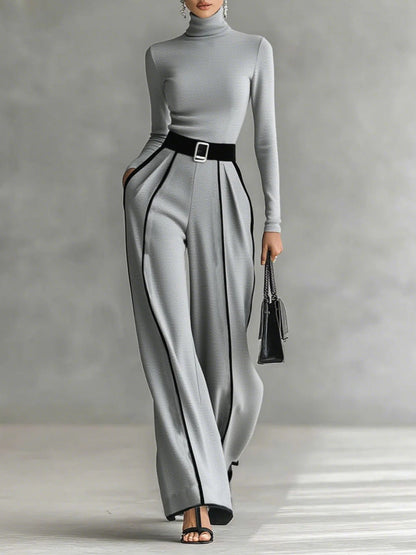 Ensemble avec haut à col montant et manches longues à bordures blanches, pantalon à jambes larges et ceinture