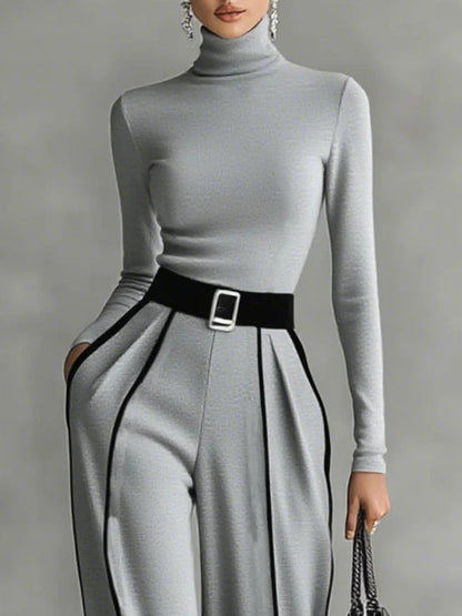 Ensemble avec haut à col montant et manches longues à bordures blanches, pantalon à jambes larges et ceinture