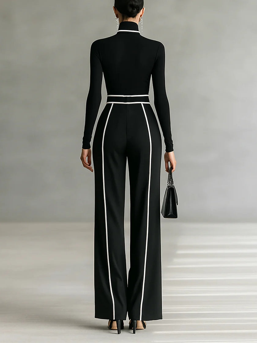Ensemble avec haut à col montant et manches longues à bordures blanches, pantalon à jambes larges et ceinture