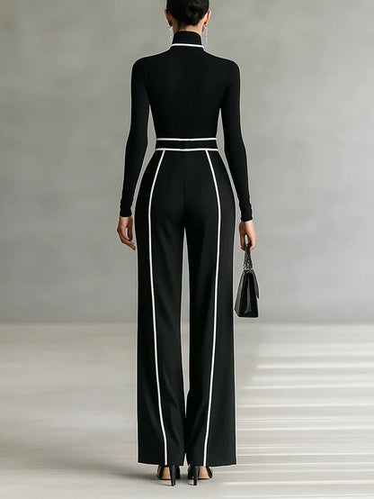 Ensemble avec haut à col montant et manches longues à bordures blanches, pantalon à jambes larges et ceinture