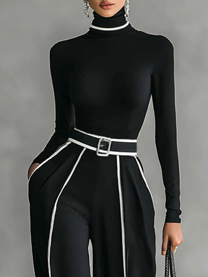 Ensemble avec haut à col montant et manches longues à bordures blanches, pantalon à jambes larges et ceinture