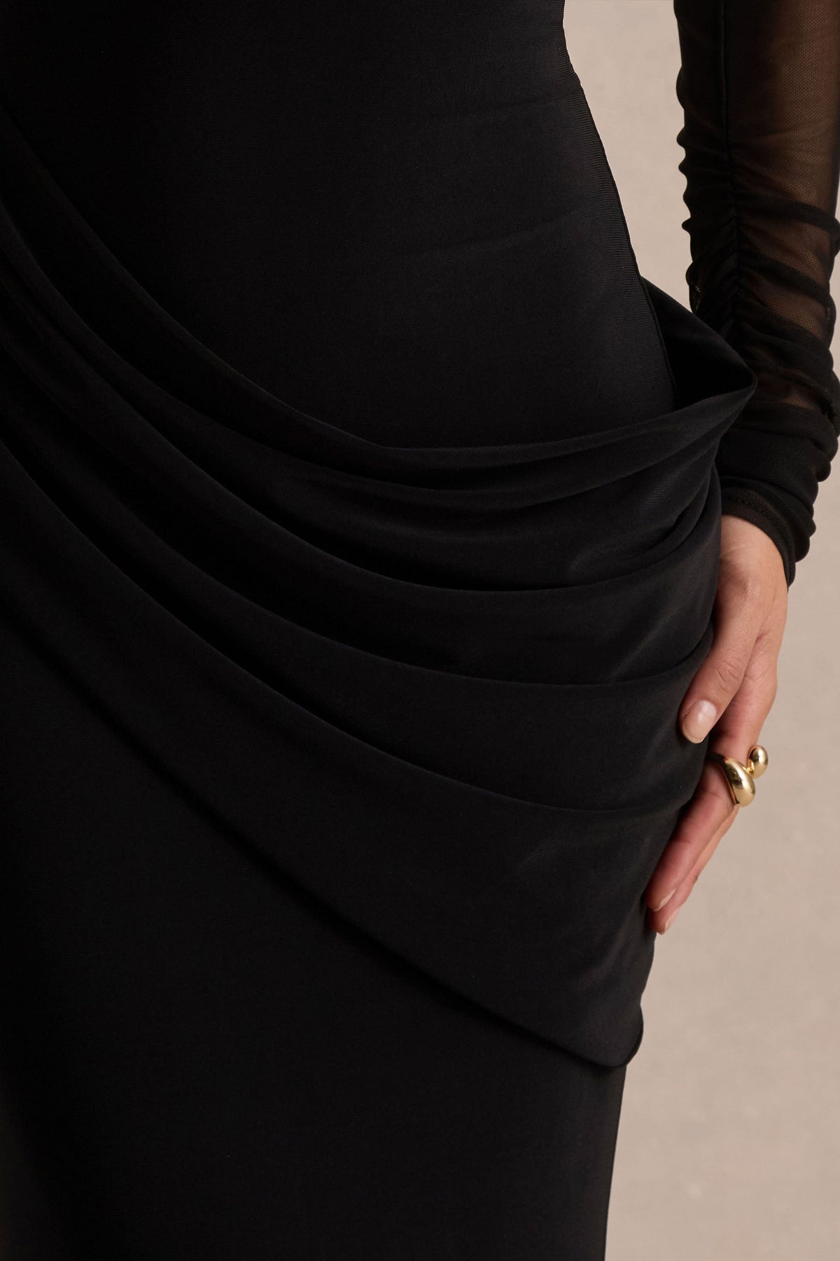 Deema | Zwarte Jersey Maxi Jurk Met Hoge Hals, Lange Mouwen En Gerimpelde Detail
